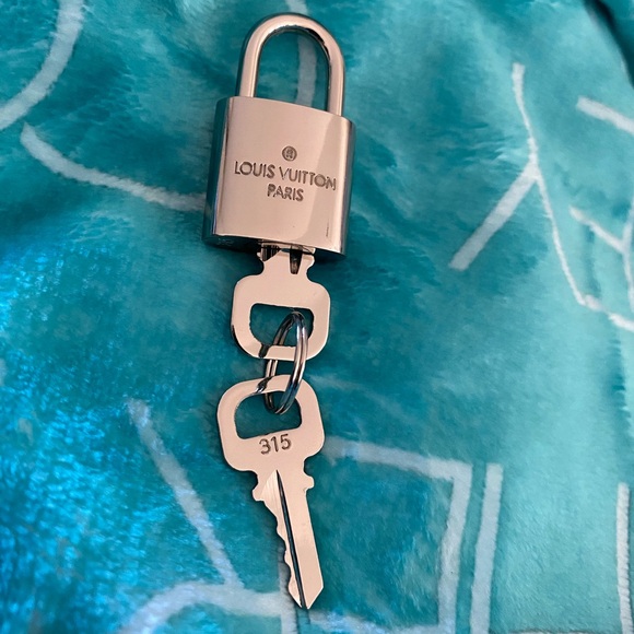 Louis Vuitton Palladium Silver 300 Series lock and 2 keys 315 - Picture 2 of 4